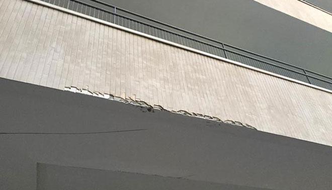 Aspetta la prof e rischia la vita