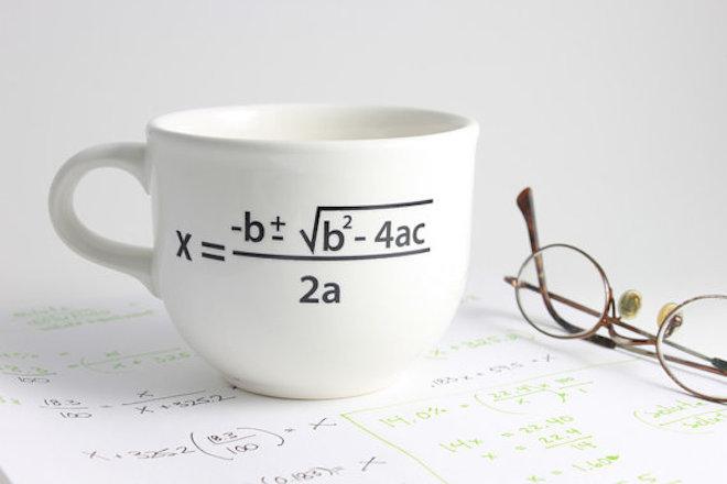  foto di tazza colazione con formule matematiche