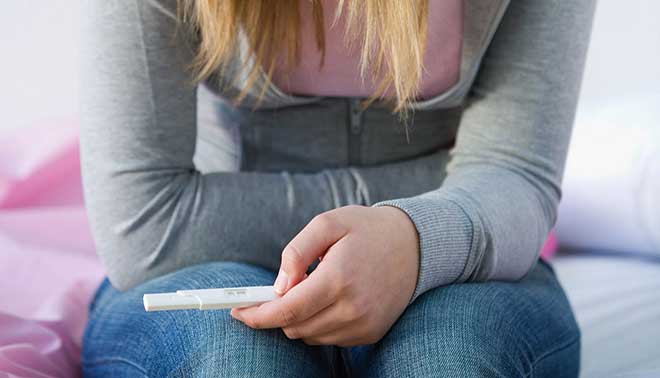 Film choc contro l'aborto, prof di religione sospeso