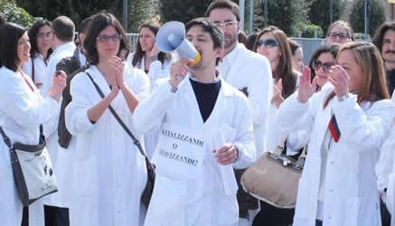 Aspiranti medici in protesta contro la mancanza di fondi per la specializzazione