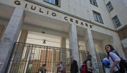 brani espliciti su amore gay di un libro letto in classe costa la denuncia agli insegnanti