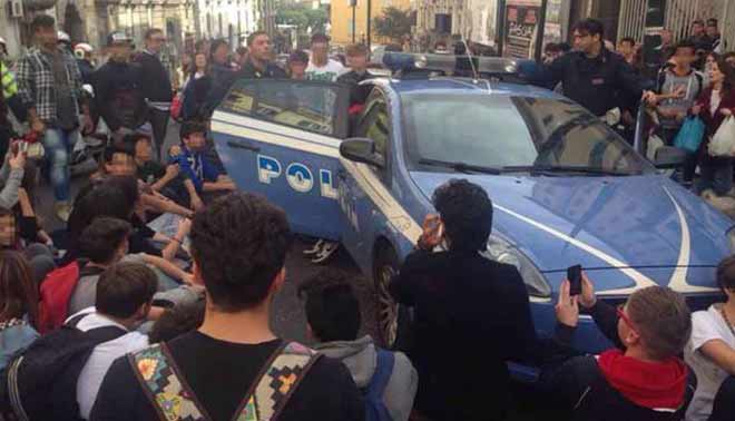 A Napoli studenti in protesta fermano la polizia