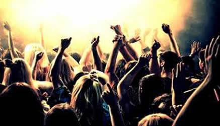 in un palazzo di Torino si è svolto un party universitario con 500 invitati