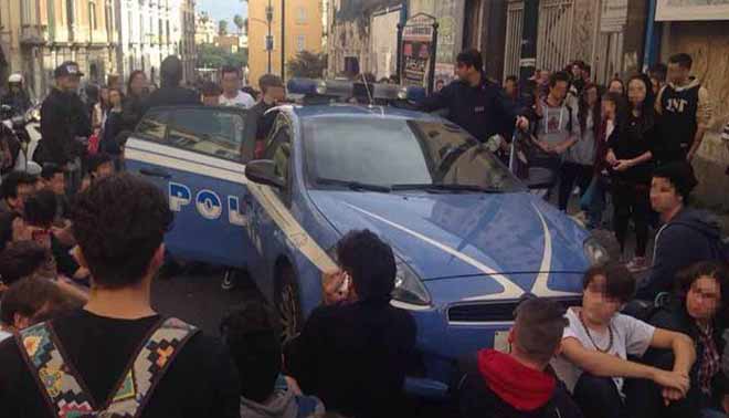 Occupazione: studenti in protesta fermano polizia articolo