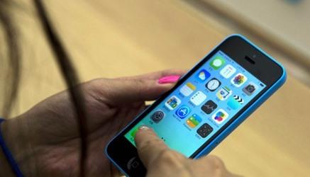 prof ruba il cellulare dell'alunna: ora è accusata di furto aggravato