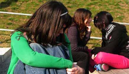 genitori di due studentesse innescano una rissa a causa dei litigi tra le figliuole