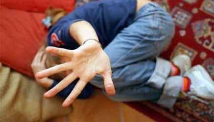 mamma picchia figlio con matterello: ragazzo la denuncia