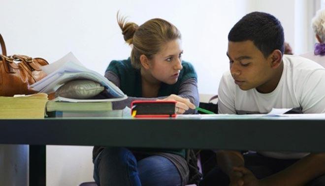 Ripetizioni a scuola fai da te, crollano bocciature e debiti