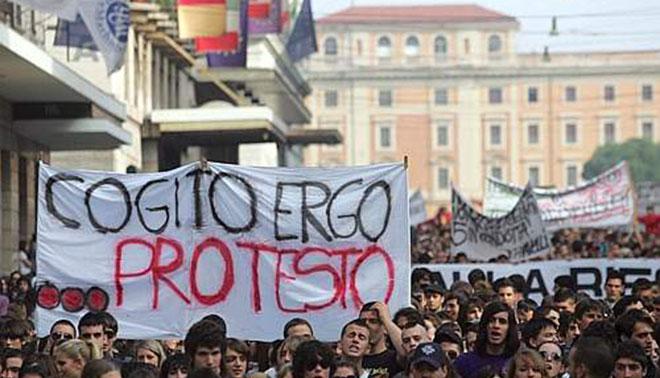 Manifestazione 14 novembre: gli studenti ribaltano i banchi