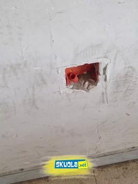 La scuola crolla ma la preside non interviene