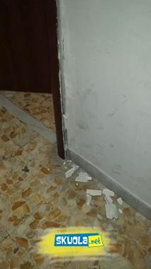 La scuola crolla ma la preside non interviene