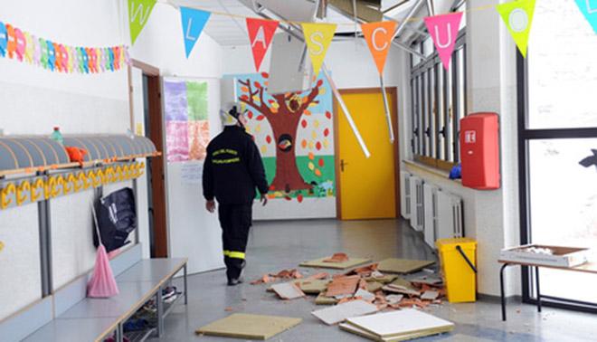 Scuole in pezzi, crolli e gelo in aula