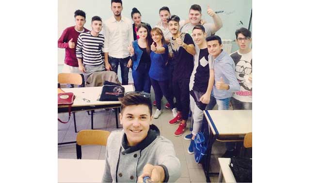 Una vita da social: metà studenti li usa a scuola articolo