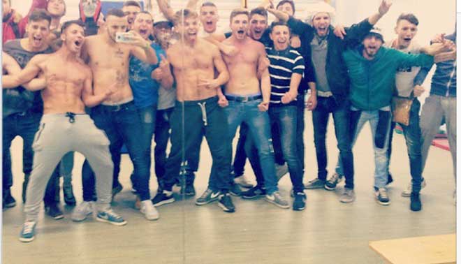 selfie mania e i giovani prendono i pidocchi