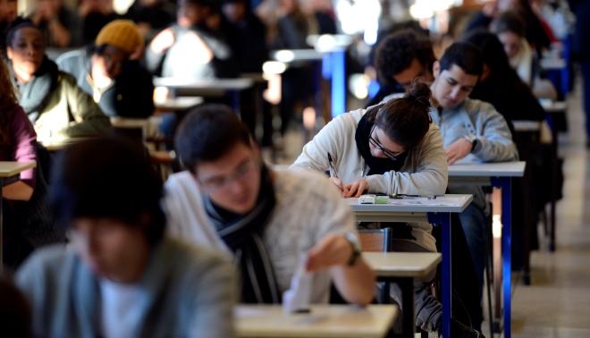 foto che ritrae ragazzi che sostengnono il test di medicina