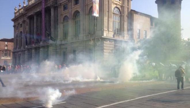 sciopero studenti e lavoratori, scontri in piazza Castello