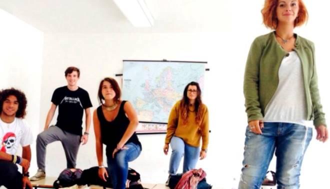 iniziativa di unione degli studenti per invitare i ragazzi a partecipare alla manifestazione del 10 ottobre 2014