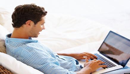 Video insulti al prof: niente esami per un anno