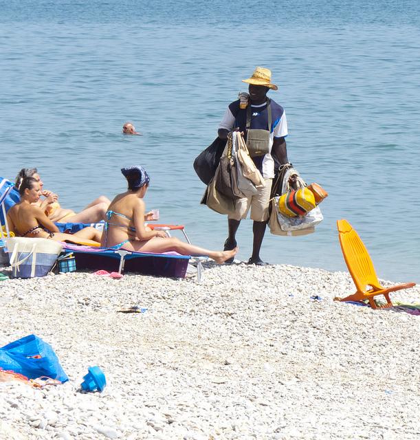 I 9 tipi di persone (fastidiose) che incontrerai in spiaggia articolo