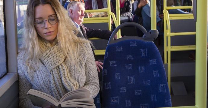 Salire sui mezzi pubblici gratis? Si può solo se muniti di un libro! articolo