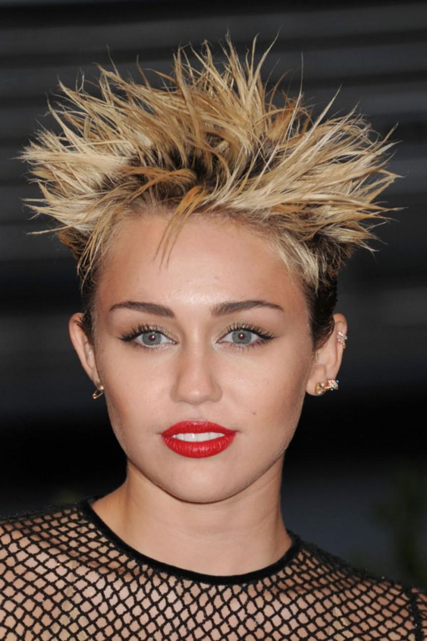 20 Star di Hollywood che hanno avuto capigliature imbarazzanti! articolo