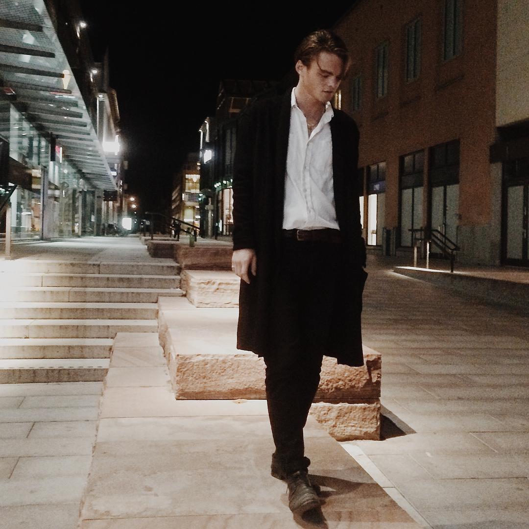 Spopola il Barman svedese uguale a Leonardo Di Caprio! articolo