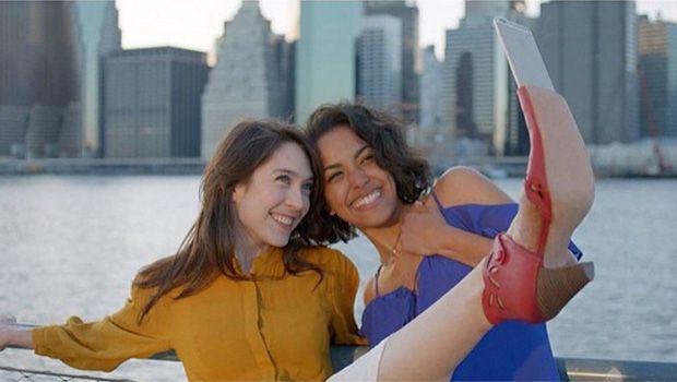 Il braccio selfie per far finta di avere un fidanzato e non sentirsi più sole! articolo