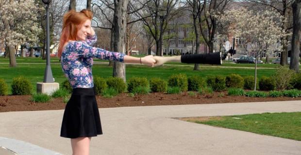Il braccio selfie per far finta di avere un fidanzato e non sentirsi più sole! articolo