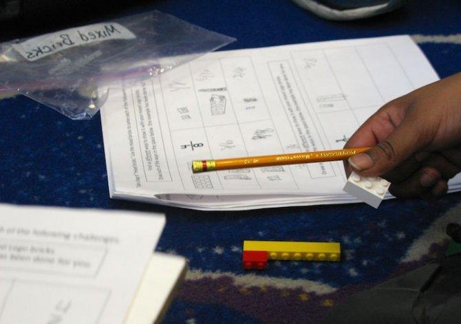 Questa maestra utilizza i LEGO per insegnare matematica a scuola! articolo