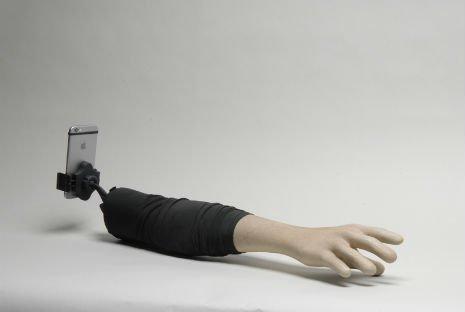 Il braccio selfie per far finta di avere un fidanzato e non sentirsi più sole! articolo
