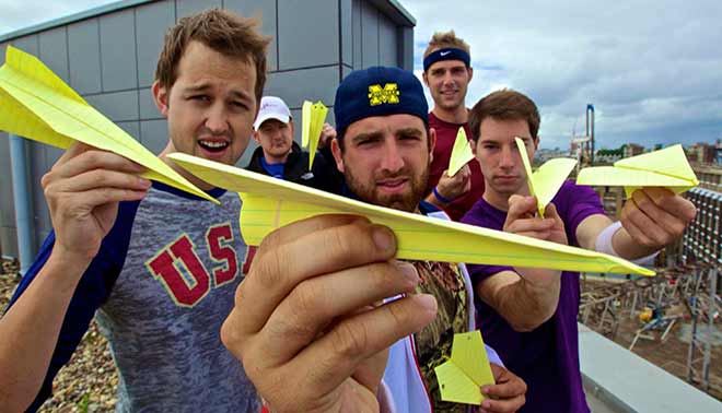  foto di ragazzi con aeroplanini di carta