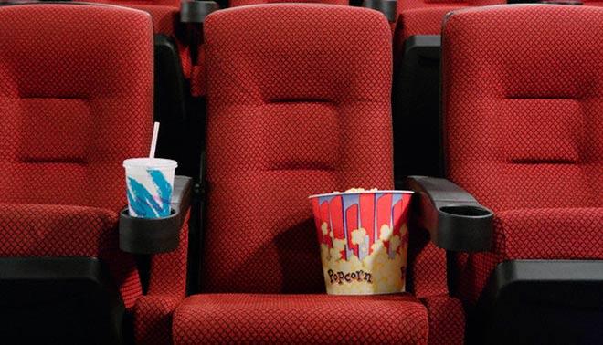 foto di ragazzi che dicono addio a tv e cinema per guardare i film