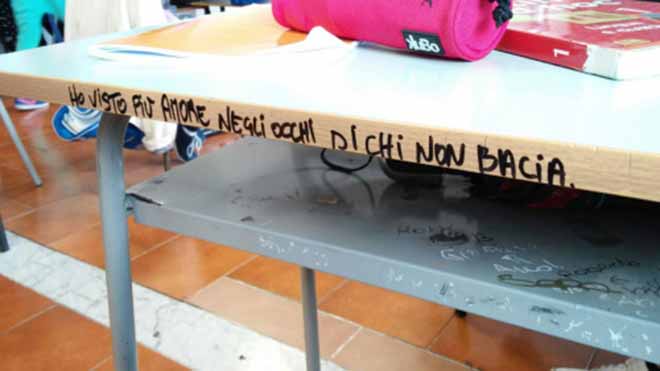 foto di banchi di scuola