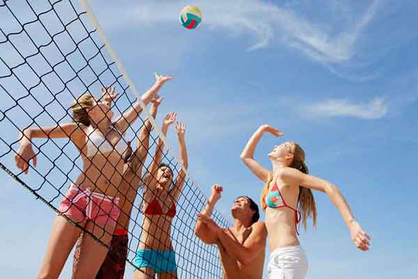 foto di due ragazzi che giocano a beachvolley