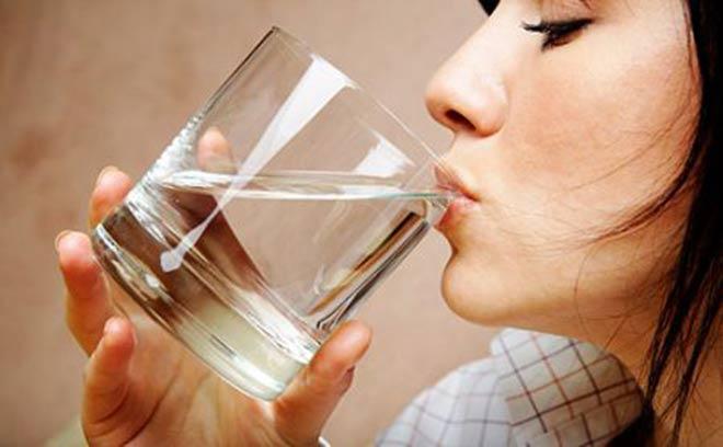 foto di bere acqua