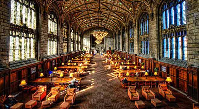foto della biblioteca al college