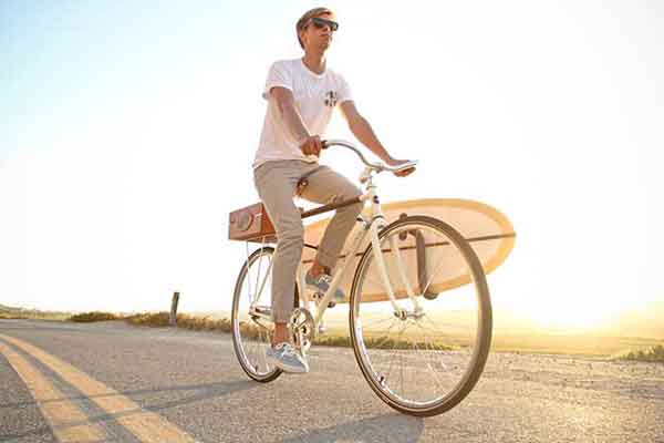 foto di un ragazzo che pedala in bicicletta