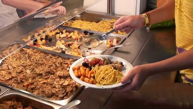 I 7 cibi da non mangiare in vacanza