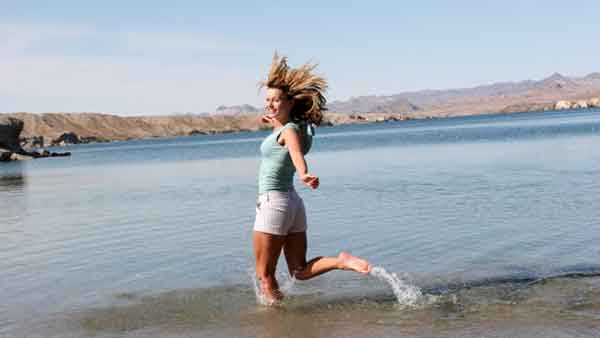 foto di una ragazza che passeggiano in acqua
