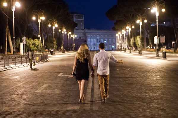 foto di due ragazzi che passeggiano di sera