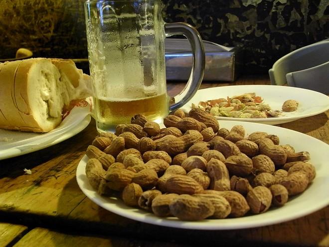 I 7 cibi da non mangiare in vacanza