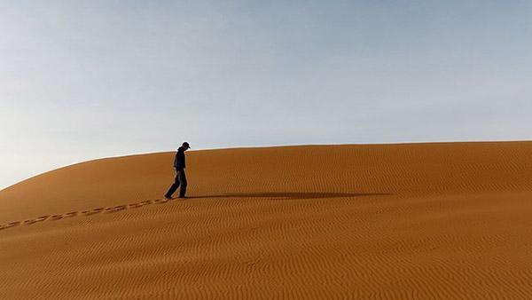  foto di uomo nel deserto