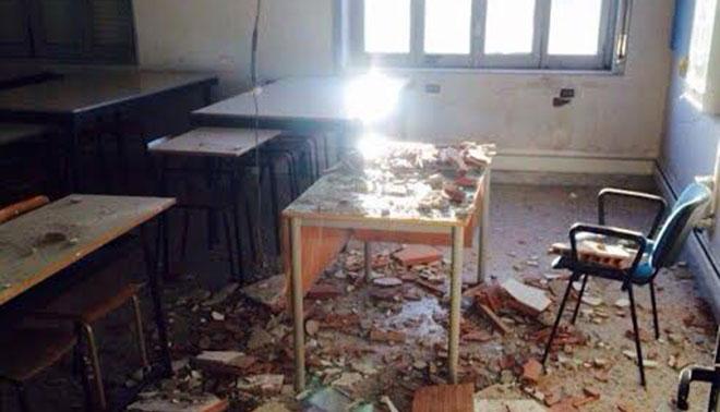 Crolla soffitto a scuola, tragedia sventata