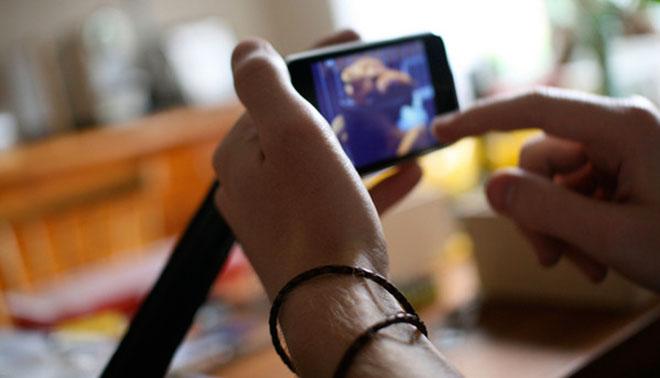 foto di ragazzo con smartphone