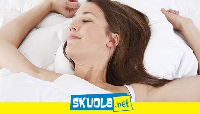 foto di dormire di schiena