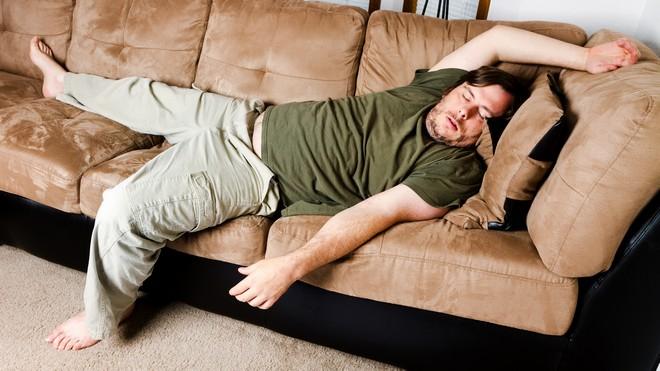 uomo sul divano che dorme
