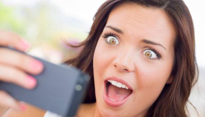 foto di ragazza sorpresa al telefono