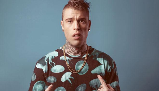 Il selfie della discordia, Fedez spacca una vetrina