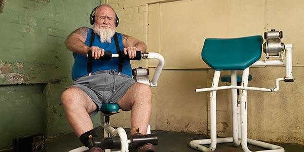  foto di anziano che sta in palestra