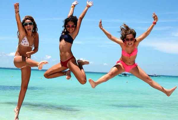 foto di ragazze che scattano una foto in spiaggia